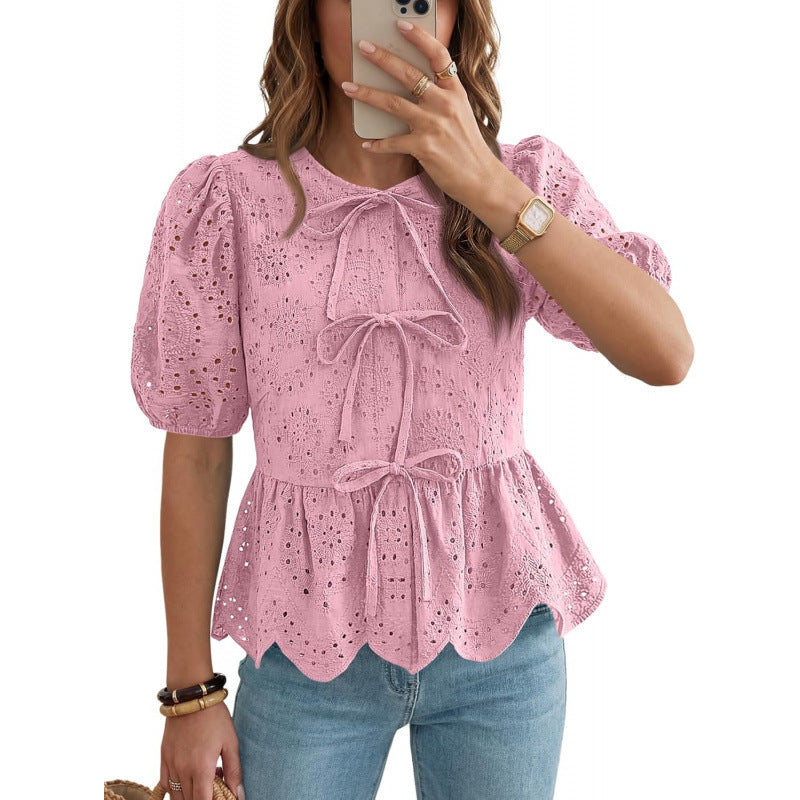 Top da donna raffinato con volant, maniche a sbuffo voluminose e cintura. Moda chic per l'estate.