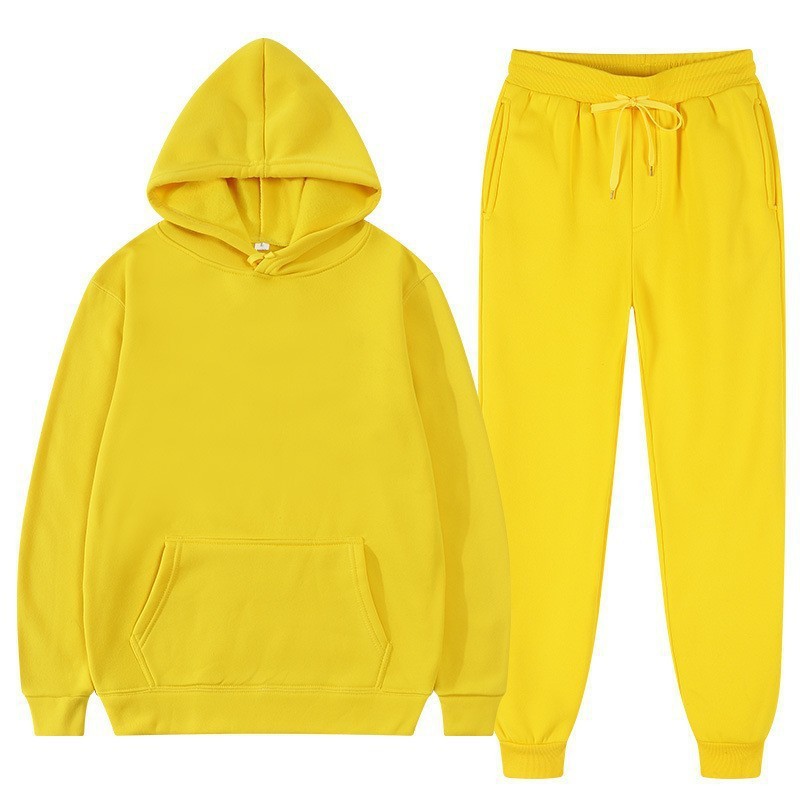 Completo sportivo casual da uomo, felpa con cappuccio e pantaloni, per un look rilassato e alla moda autunnale.