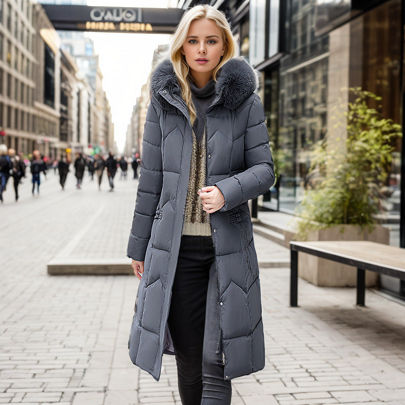 Giacca donna invernale lunga ed elegante, perfetta per il freddo. Colletto in pelliccia aggiunge un tocco sofisticato.
