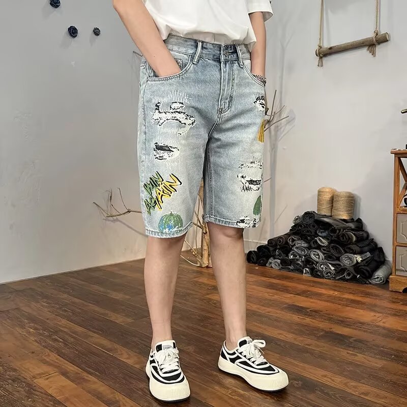 Shorts uomo denim lavaggio chiaro, modello cropped comodo. Perfetti pantaloncini estivi stile vintage per un look casual.