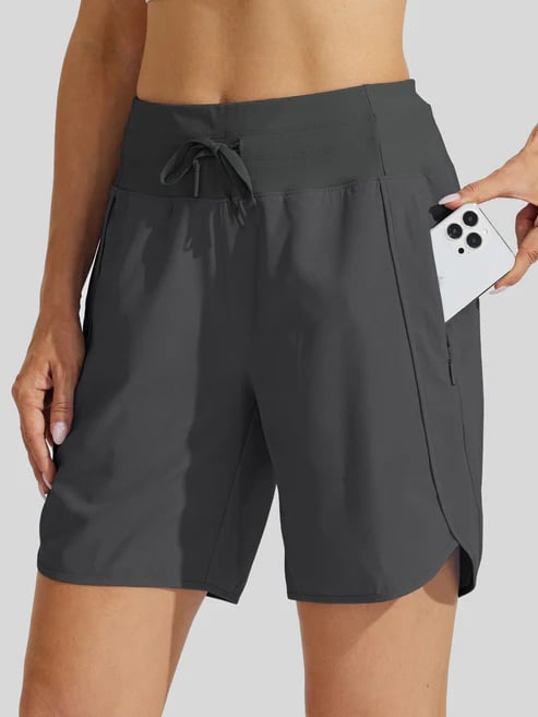 Donna con shorts vita alta e cordino mentre si allena, enfatizzando la libertà di movimento e lo stile.