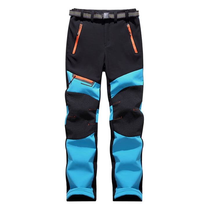 Donna in azione con pantaloni da sci a contrasto, caldi, impermeabili, perfetti per la neve.