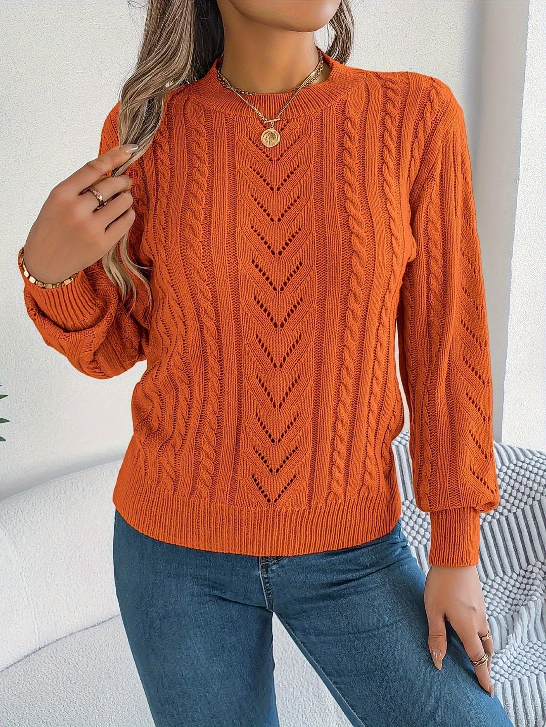 Maglione da donna kaki, a trecce. Girocollo, maniche lunghe. Stile confortevole e chic.