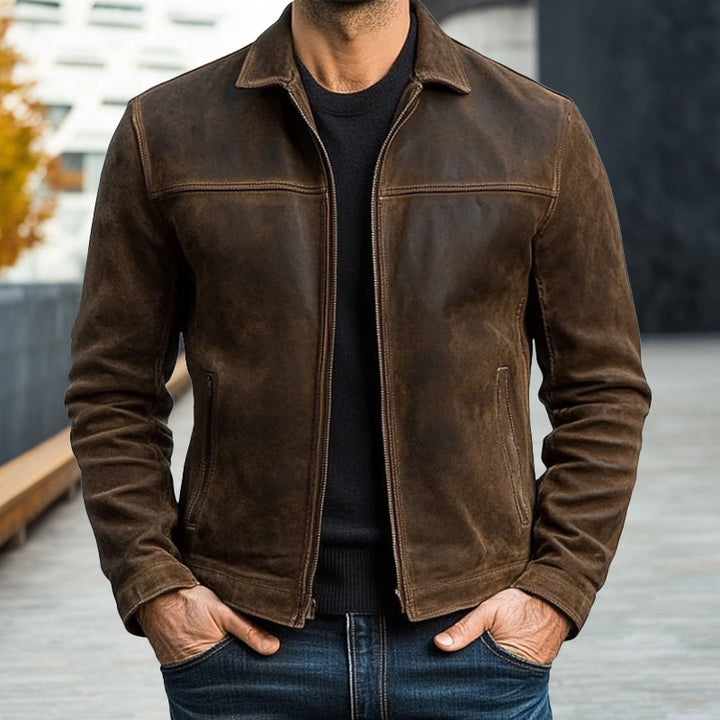 Elegante giacca uomo autunnale in pelle marrone con cerniera, collo coreana. Ideale per moda casual.