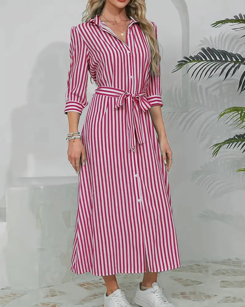 Abito camicia donna a righe con design patchwork, colletto a rever e bottoni, stile casual chic per ogni giorno.