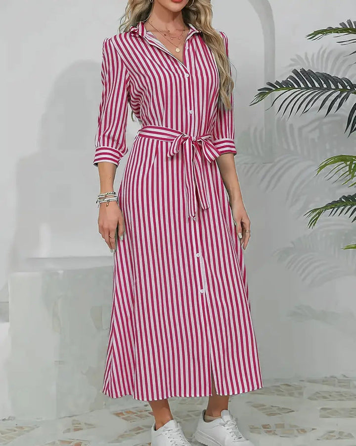 Abito camicia donna a righe con design patchwork, colletto a rever e bottoni, stile casual chic per ogni giorno.
