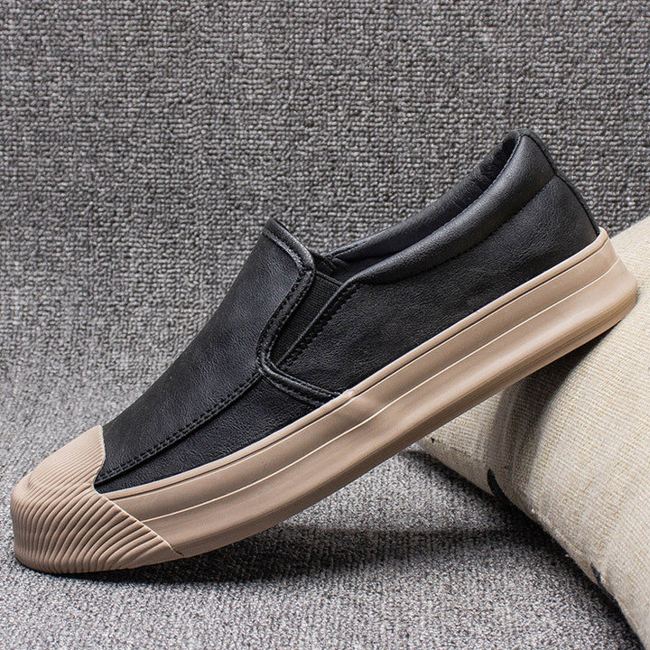 Sneakers da uomo casual e comode, ideali per passeggio quotidiano. Calzature stringate versatili e di moda.