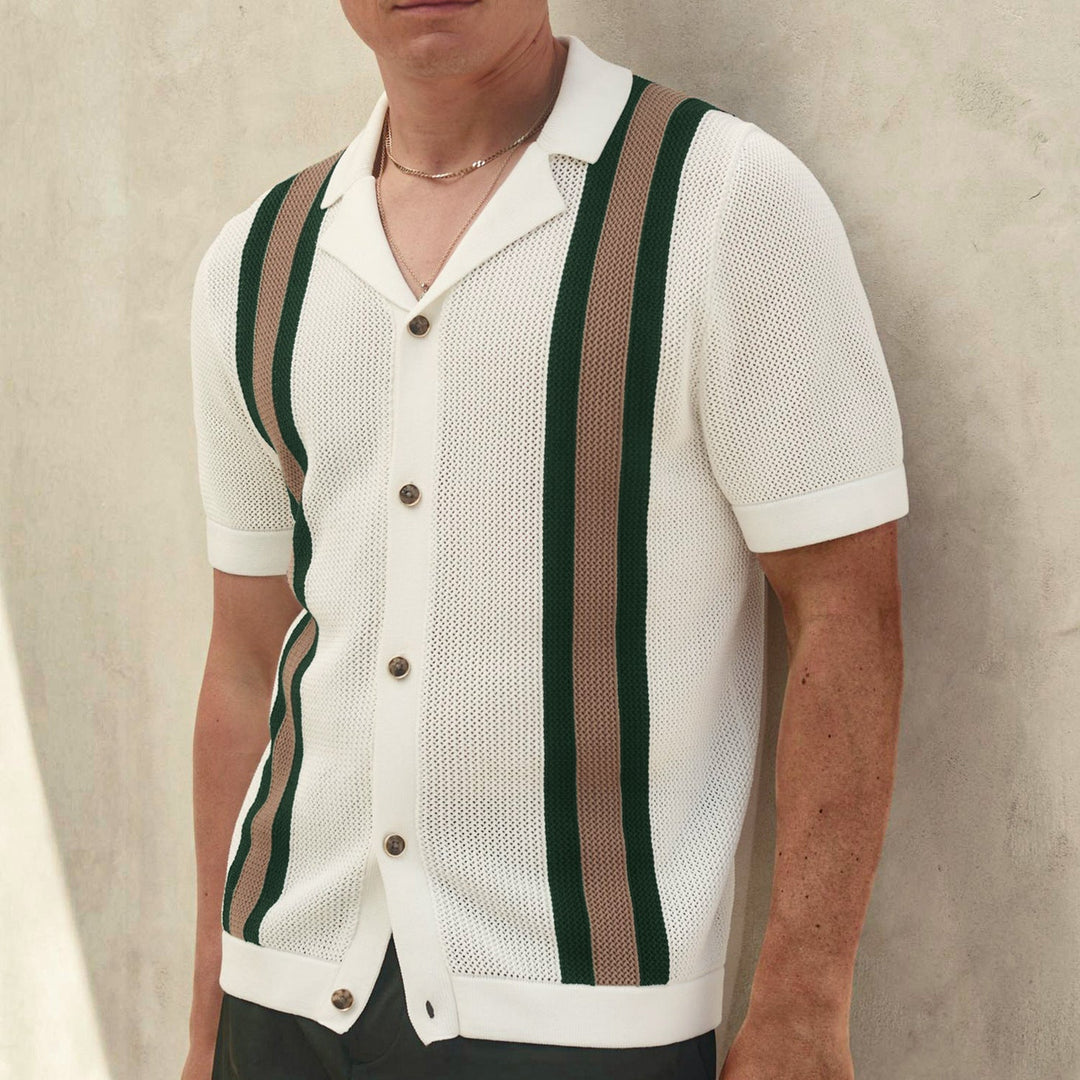 Dettaglio camicia uomo estiva a maniche corte con design a blocchi di colore audaci e iconico colletto cubano. Stile fresco.