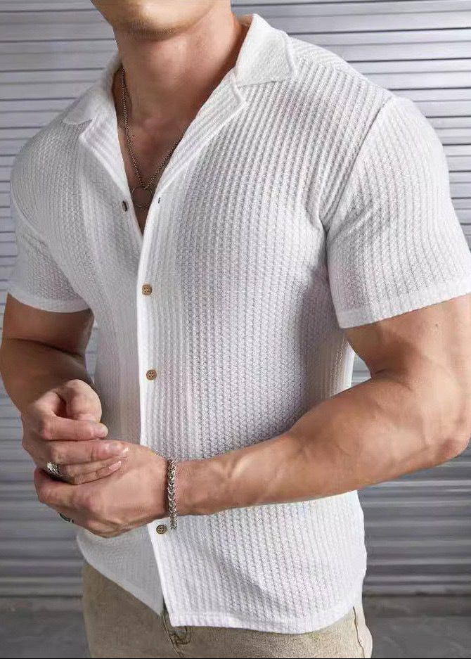 Maglietta uomo slim fit bianca, modello Henley a maniche corte in morbido tessuto nido d'ape. Fresca ed elegante per l'estate.