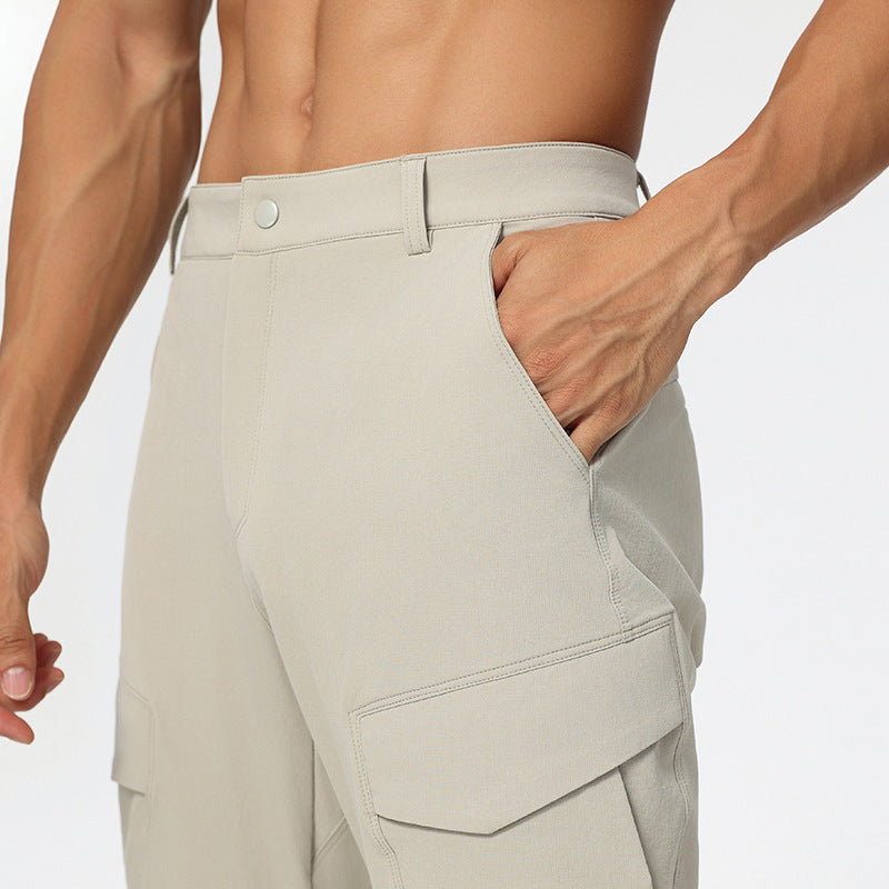 Pantaloni cargo uomo dritti, adatti a diverse fisicità e taglie forti. Disponibili in nero, beige e grigio chiaro.