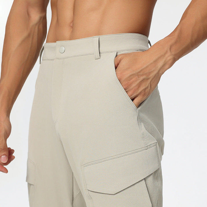 Pantaloni cargo uomo dritti, adatti a diverse fisicità e taglie forti. Disponibili in nero, beige e grigio chiaro.