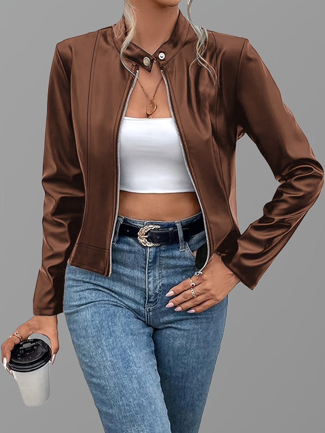 Giacca corta donna marrone con zip. Versatile per outfit casual o serate primaverili. Un capo moda essenziale.