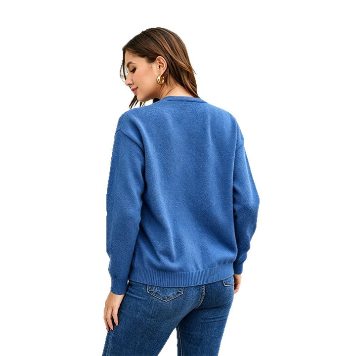 Donna indossa cardigan giacca morbido con bottoni. Versatile per un look casual e confortevole nella mezza stagione.