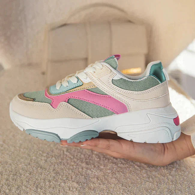Eleganti sneakers donna beige/marrone con soletta rimovibile, offrono comfort quotidiano e stile versatile.