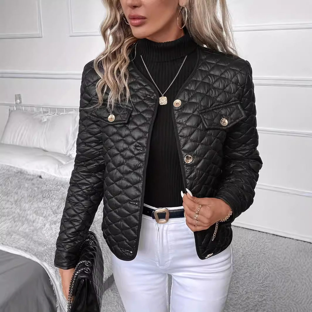 Giacca donna imbottita elegante, trapuntata con motivo a rombi. Capospalla autunnale calda e chic per la moda donna.