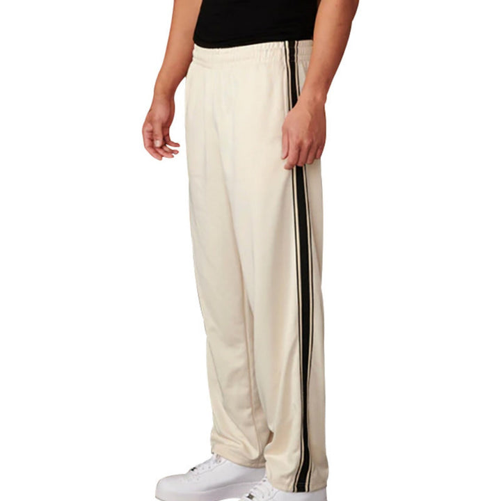 Uomo con pantaloni jogger casual per tempo libero, comodi e alla moda per relax quotidiano.