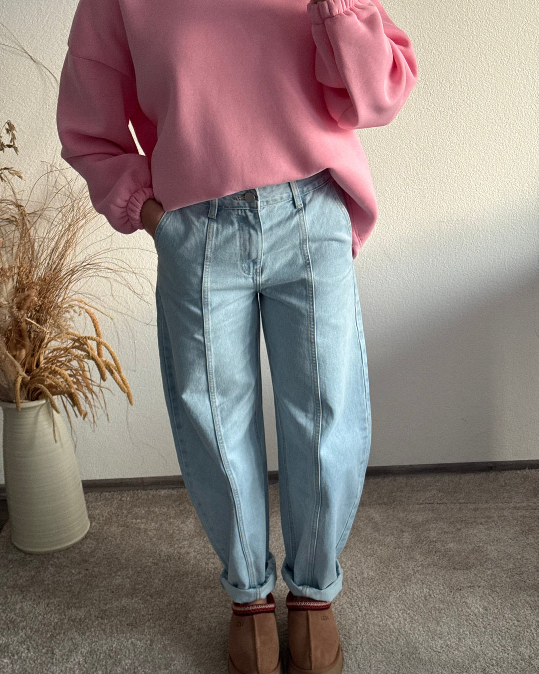 Pantaloni jeans donna azzurri chiaro effetto barrel, con gamba larga e vita media. Ideali per un look alla moda.