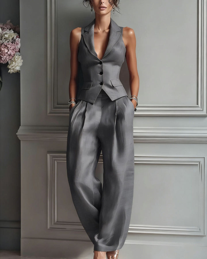 Completo donna elegante due pezzi con gilet e pantaloni dritti. Un look professionale e moderno per l'ufficio.