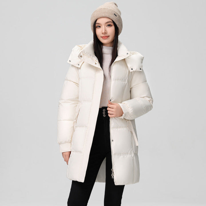 Giacca piumino donna invernale casual-chic, lunghezza media. Design moderno con tasche laterali e collo alto.
