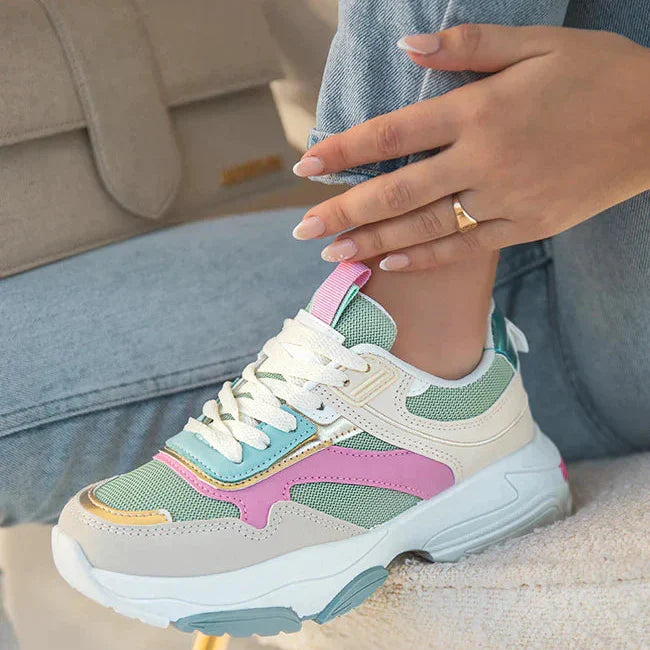 Scarpe donna sneakers beige e marroni, perfette per un look casual versatile. Soletta rimovibile per comfort.