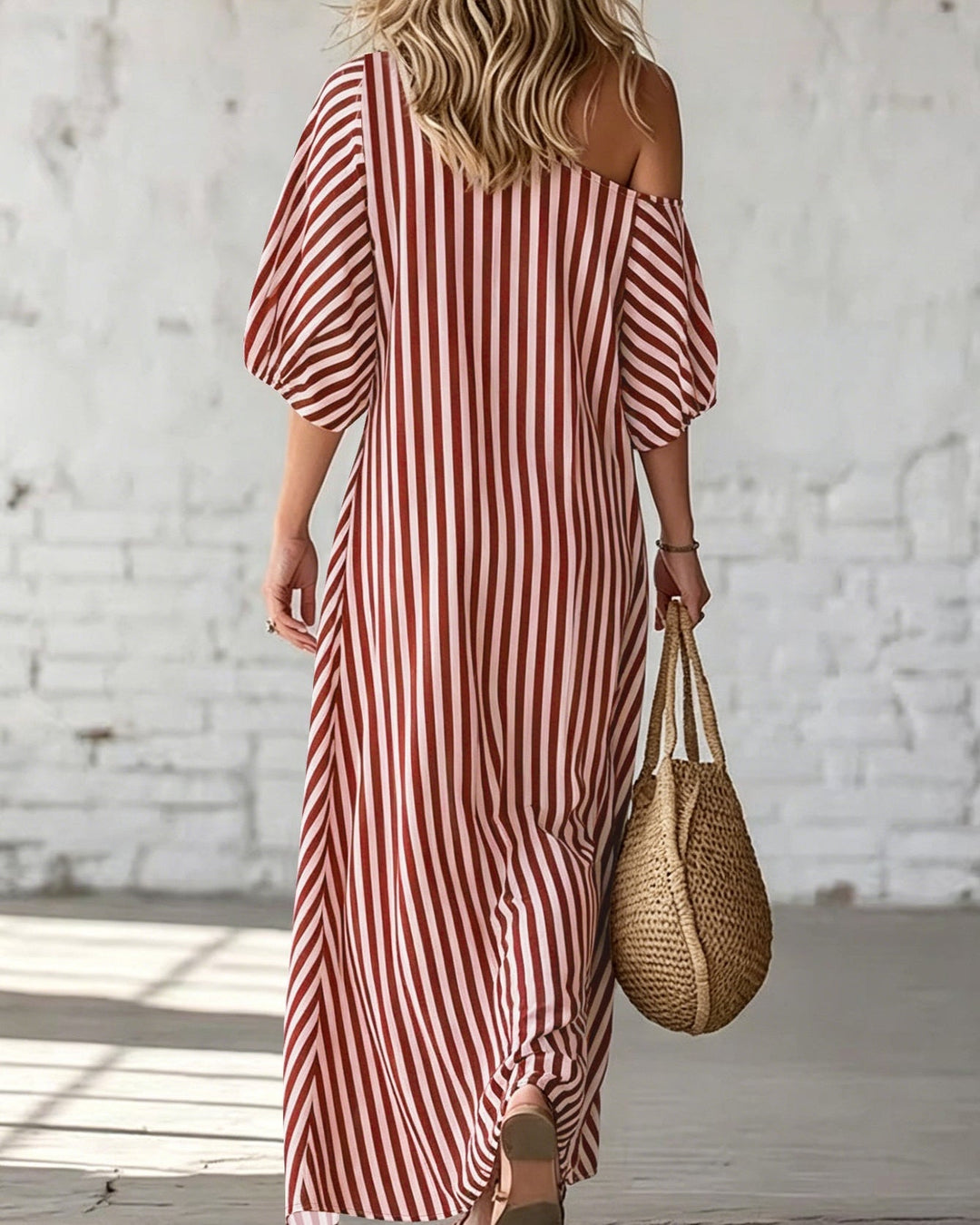 Elegante abito estivo a righe per donna, con monospalla e volant. Ideale per serate di vacanza.