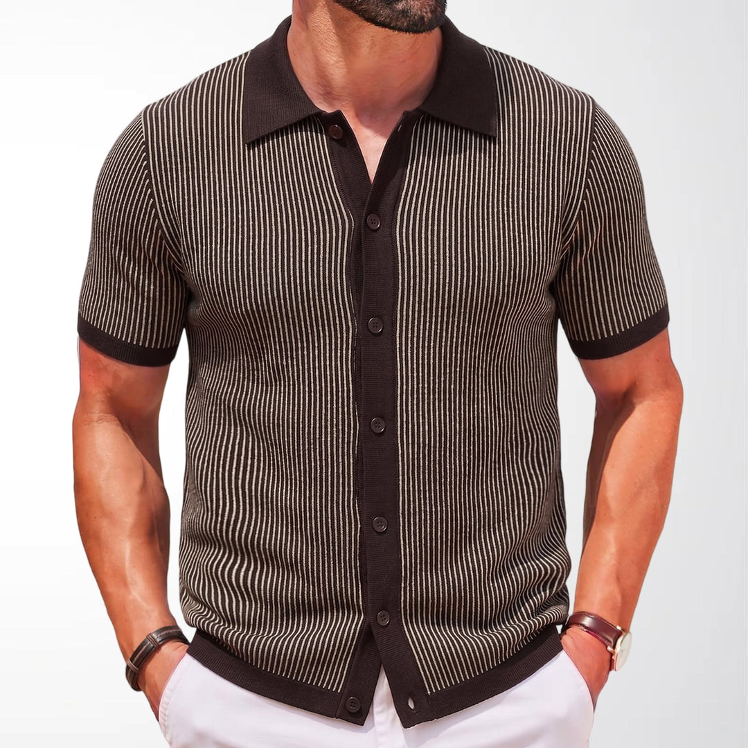 Polo uomo maniche corte slim fit con eleganti righe verticali. Perfetta per un look casual estivo.