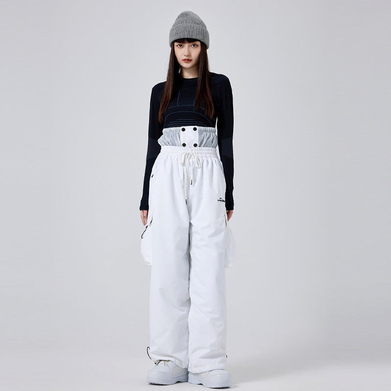 Dettaglio tessuto pantaloni sci donna. Impermeabili, isolanti e traspiranti per protezione dalla neve.