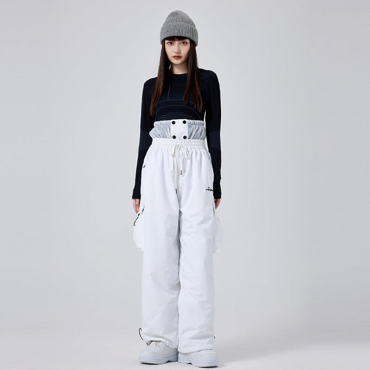 Dettaglio tessuto pantaloni sci donna. Impermeabili, isolanti e traspiranti per protezione dalla neve.