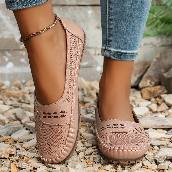 Scarpe da passeggio slip-on donna ortopediche beige, offrono comfort imbattibile e supporto attivo.