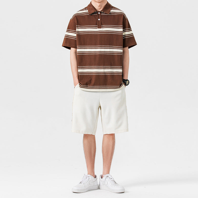 Set due pezzi uomo grigio: t-shirt estiva a manica corta e shorts casual. Abbigliamento moda uomo, comfort.