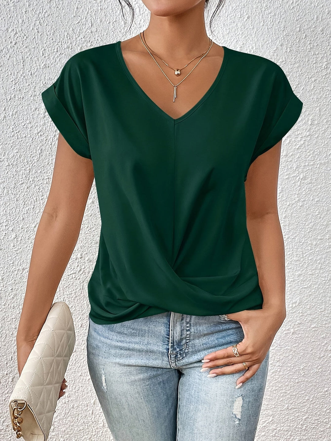 T-shirt donna in tinta unita con scollo a V e maniche corte, perfetta per uno stile casual comodo e versatile.