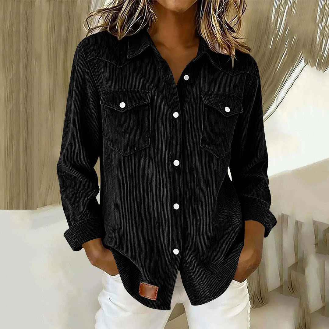 Camicia donna autunnale in velluto a coste, con bottoni decorativi e tasche sul petto. Perfetta per il relax.