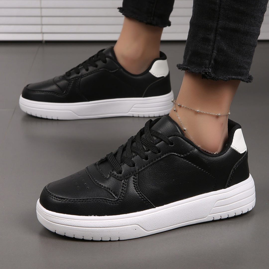 Scarpe uomo casual traspiranti vista frontale, ideali per passeggiate e uso quotidiano.