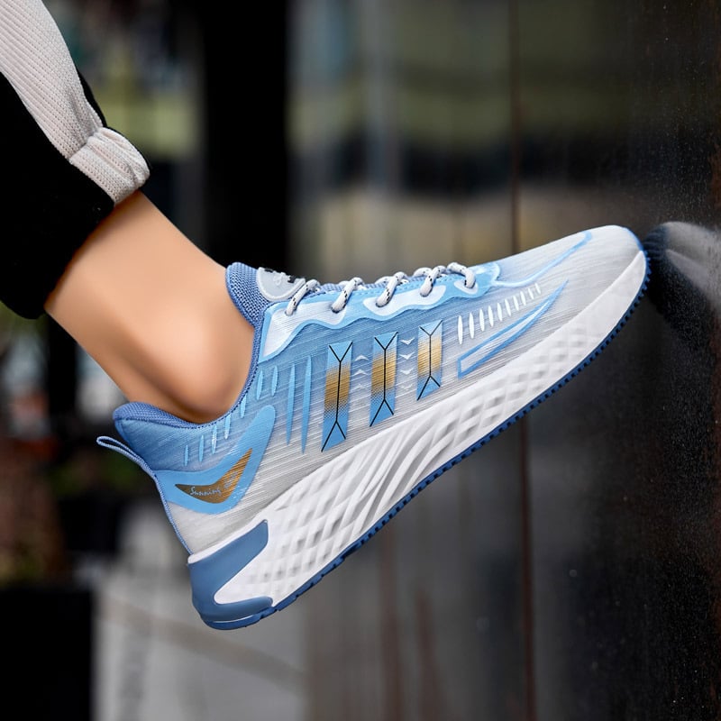 Sneakers uomo azzurre con suola spessa, lacci e punta tonda. Massimizzano comfort e stile per ogni occasione sportiva.