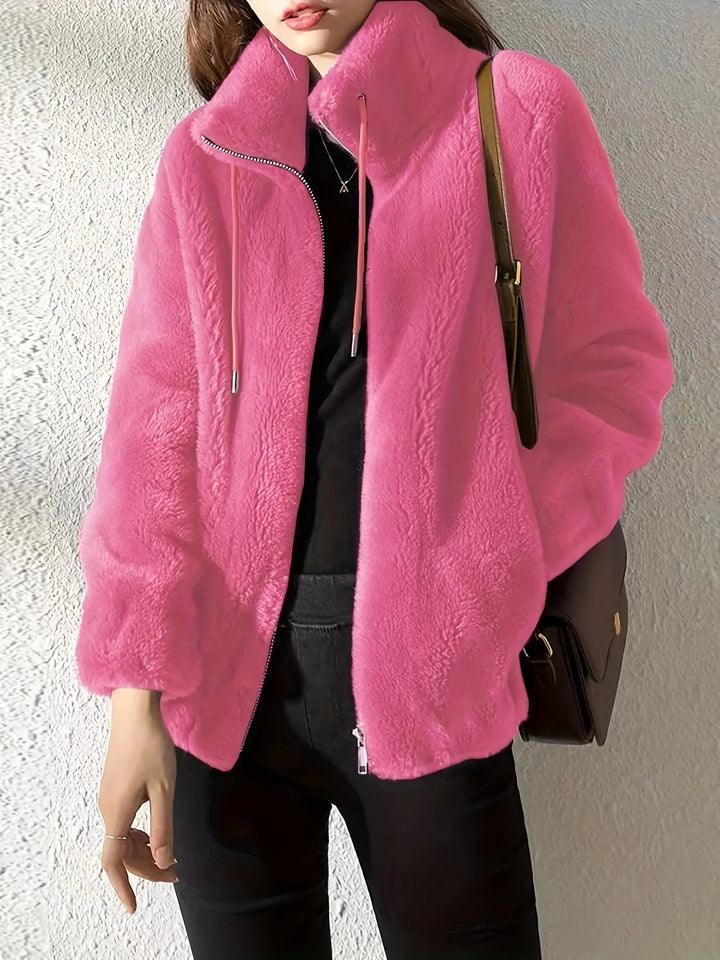 Giacca pile donna casual per outfit quotidiani, calda e versatile. Ideale per il comfort invernale.