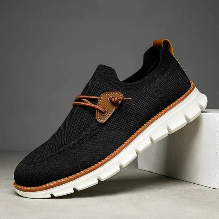 Mocassini uomo slip-on leggeri in tessuto traspirante, ideali per comfort quotidiano e stile casual. Facili da indossare.