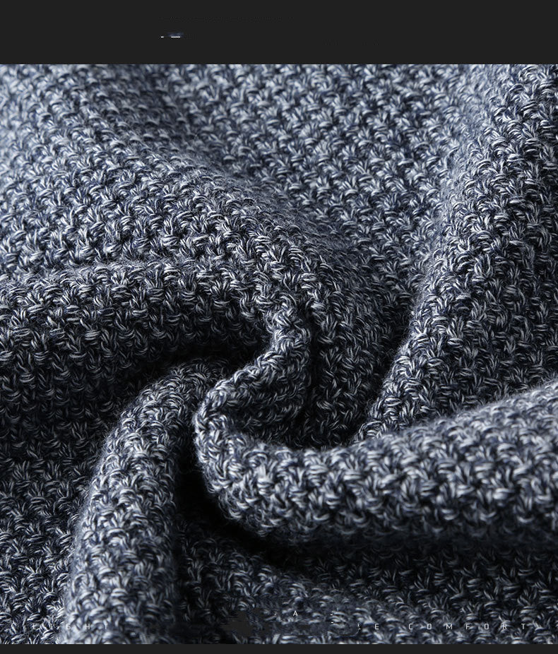 Modello indossa maglione a righe da uomo girocollo, esprimendo un comfort elevato e uno stile alla moda.