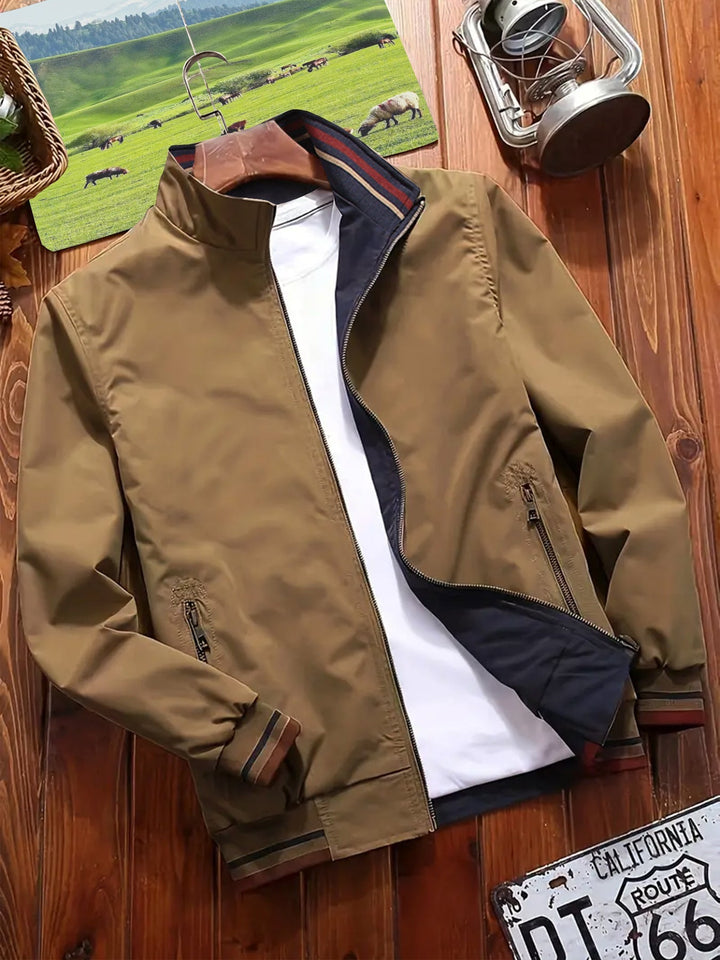 Giacca uomo invernale casual reversibile, design moderno, colletto alto e pratiche tasche.