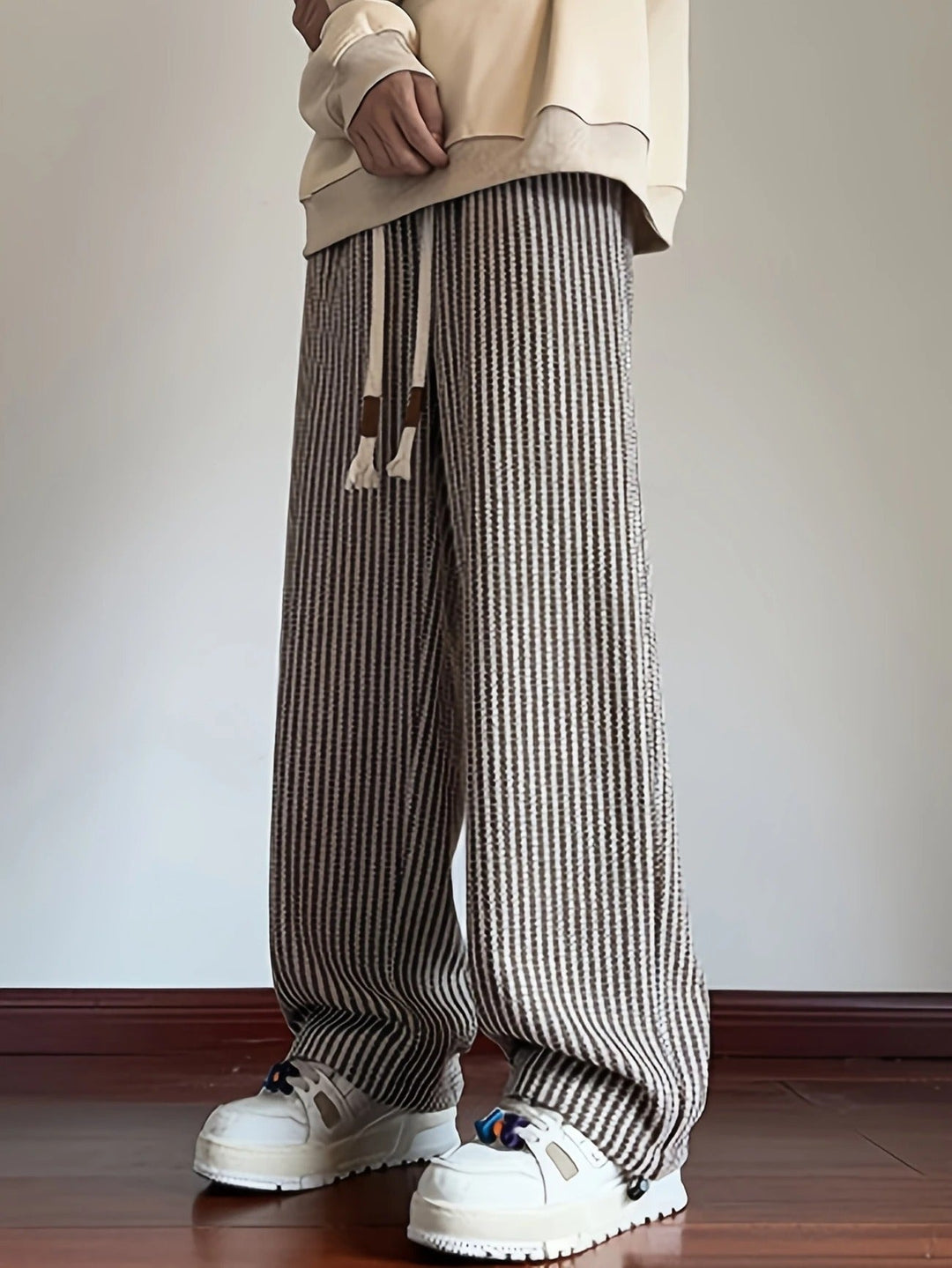 Pantaloni uomo casual con distintivo motivo a spina di pesce, modello a gamba larga per un tocco streetwear.