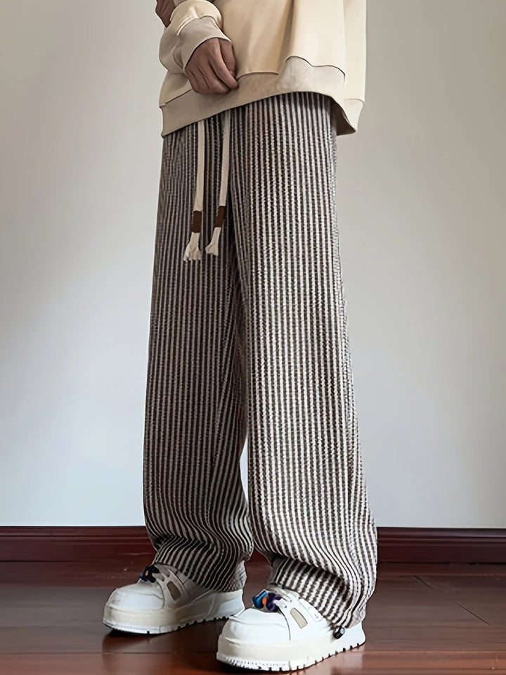 Pantaloni uomo casual con distintivo motivo a spina di pesce, modello a gamba larga per un tocco streetwear.