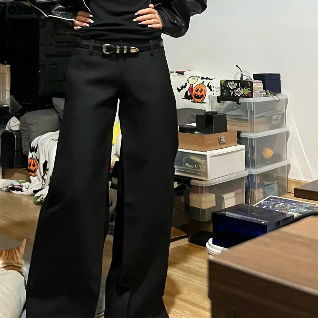 Pantaloni eleganti neri da donna con vita bassa e gamba larga, perfetti per l'ufficio e outfit chic.