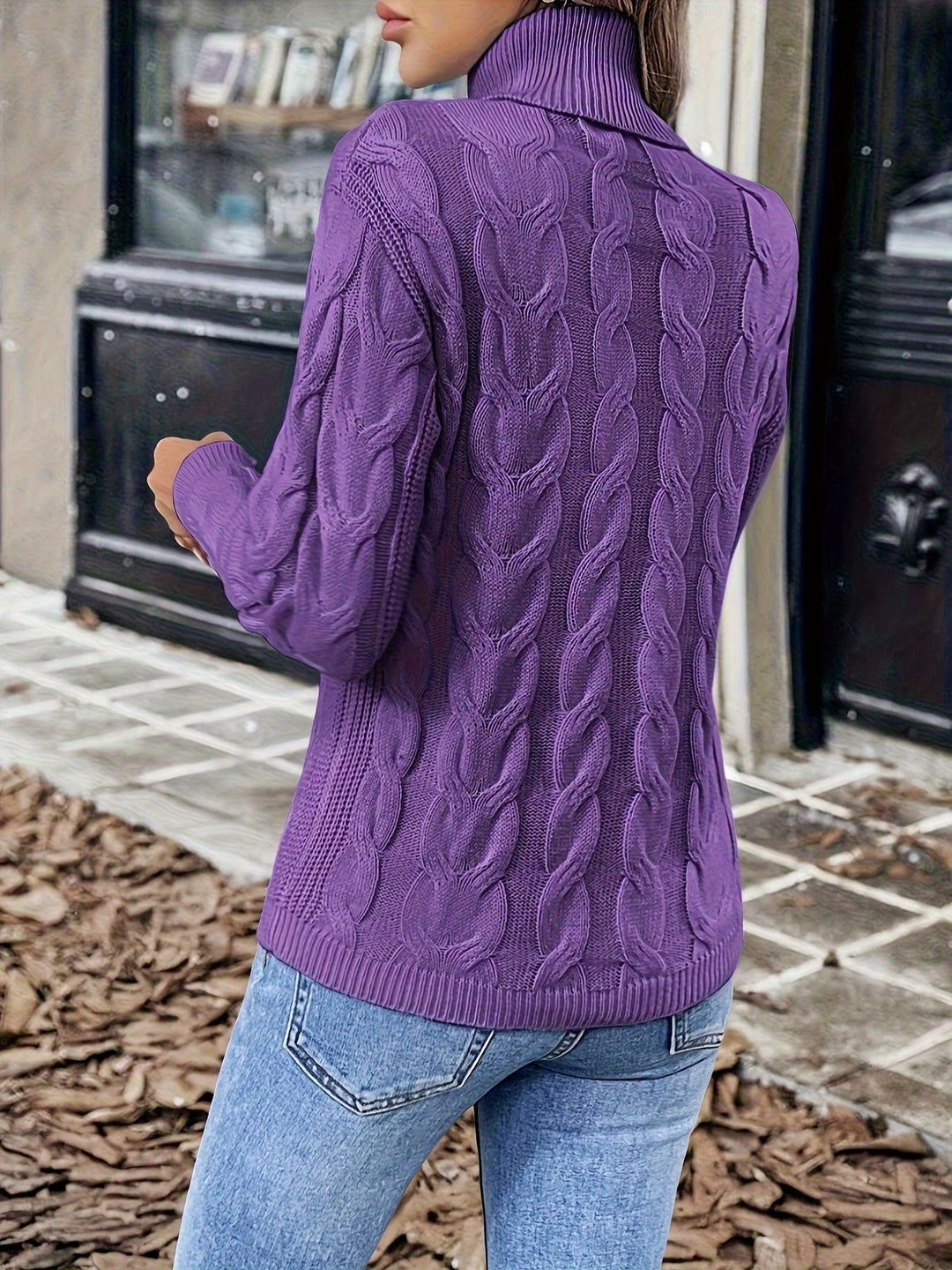 Maglione donna a trecce, collo alto avvolgente. Calore e stile per ogni donna.