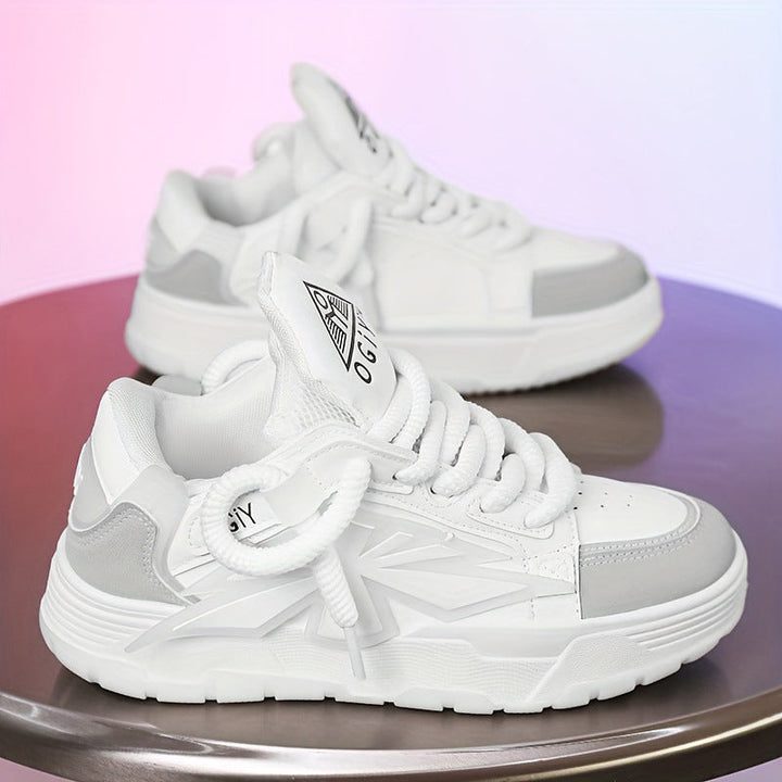 Coppia di sneakers uomo casual versatili, con suola robusta, ideali per unire comfort e stile moda streetwear in ogni stagione.