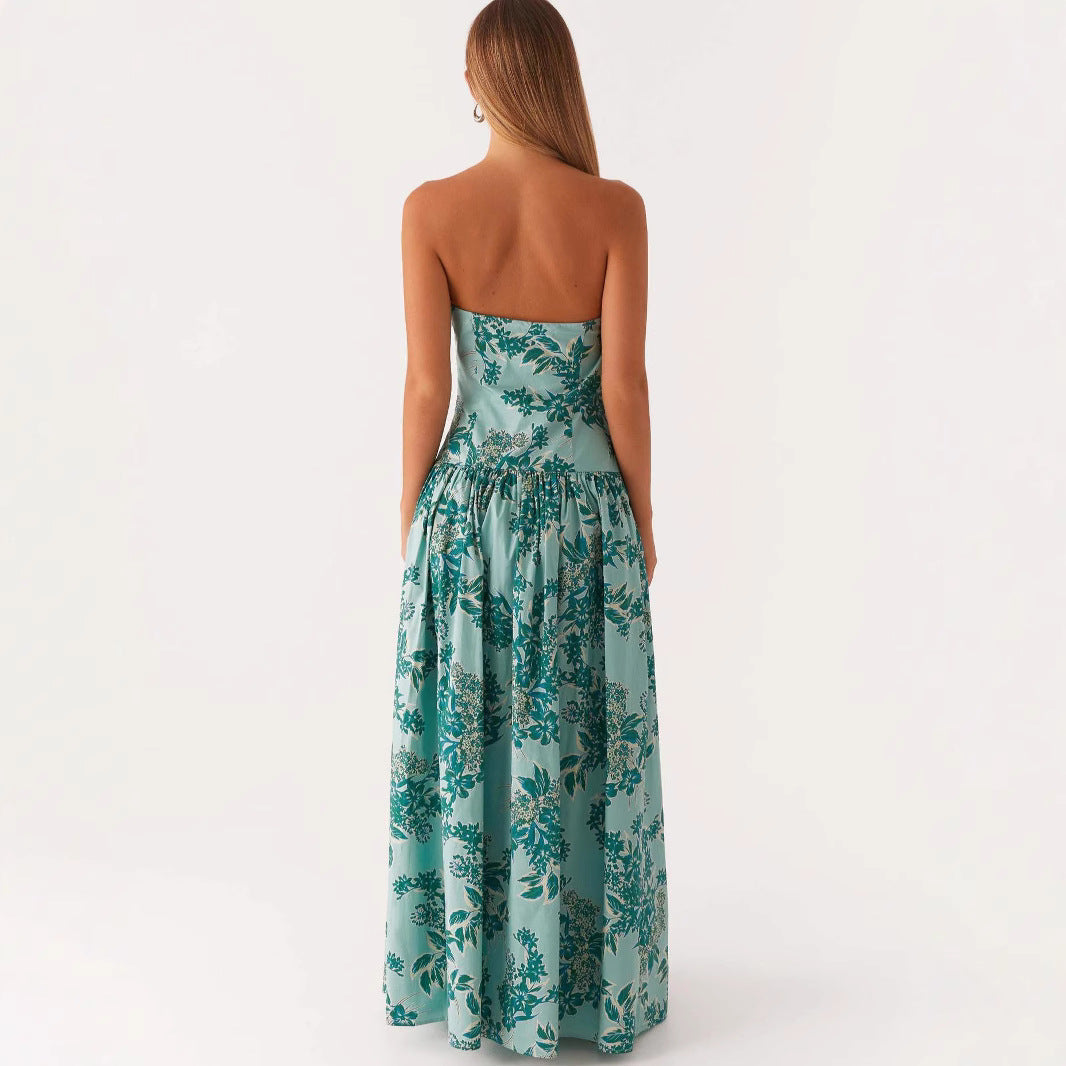 Donna in abito lungo senza spalline con stampa estiva verde e bianco. Look elegante e slanciato per vacanze o mare.