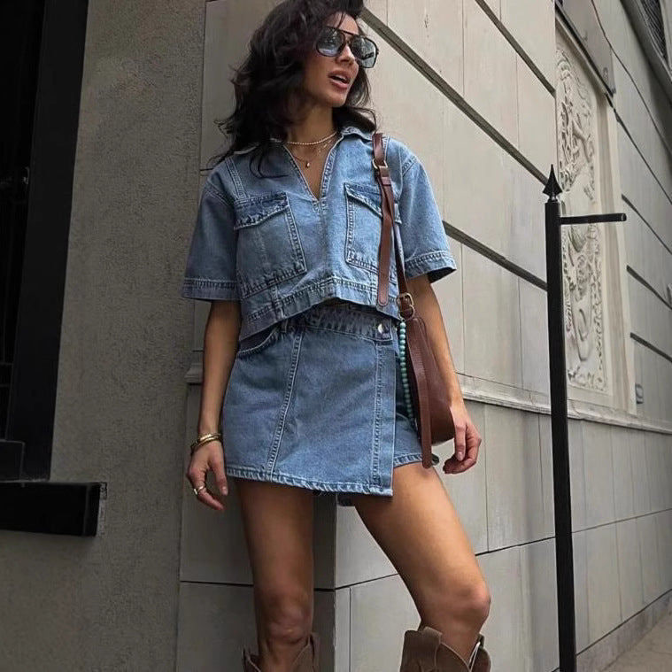 Abbigliamento estivo donna: completo denim blu scuro, set versatile top e gonna-pantaloncino, moda casual chic.