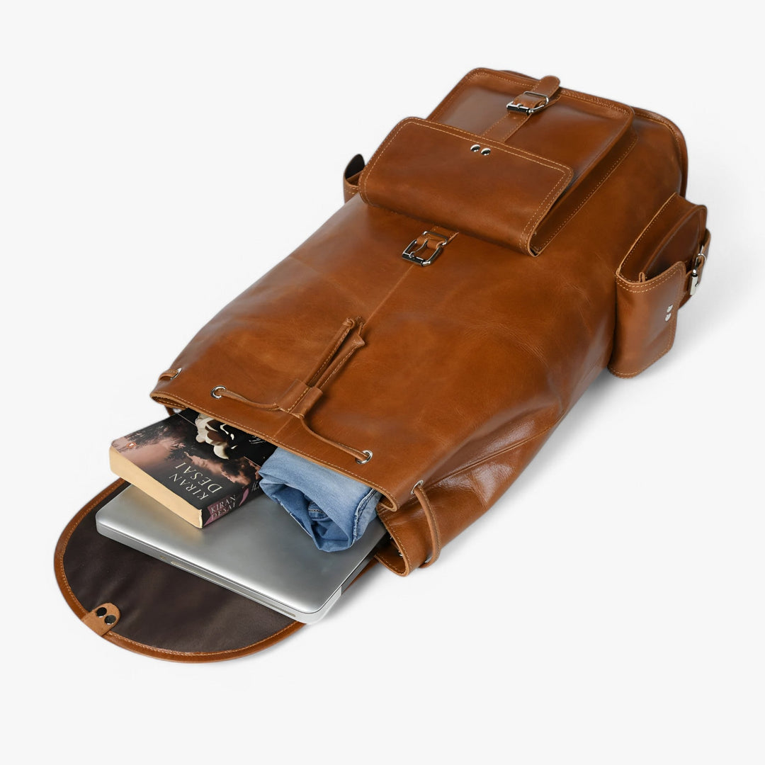 Elegante zaino uomo marrone per uso quotidiano e viaggi. Design moderno e praticità multiuso.