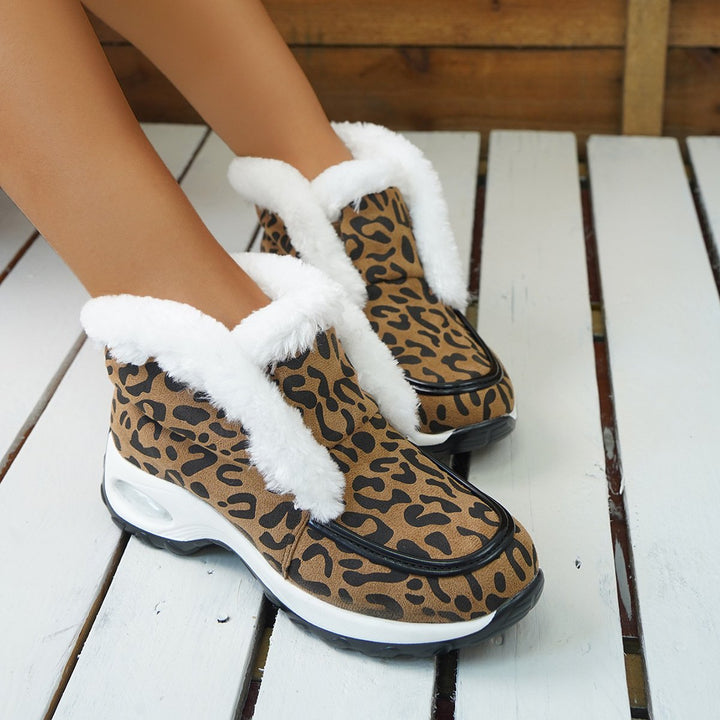 Stivaletti donna con zeppa platform, comodi e stabili, perfetti per l'inverno. Design slip-on casual.