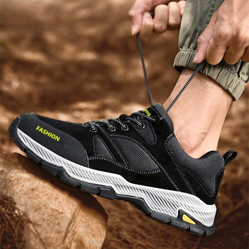 Sneakers uomo, design pulito e suola piatta. Con lacci per una calzata sicura e comoda.