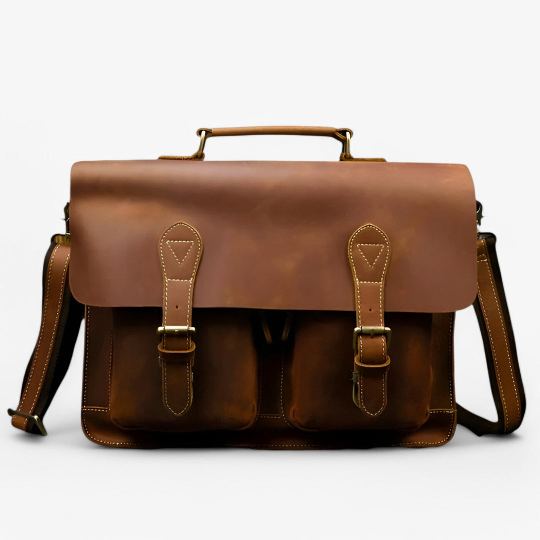 Borsa portadocumenti uomo elegante in pelle marrone con patta e tracolla, ideale per lavoro e ufficio.