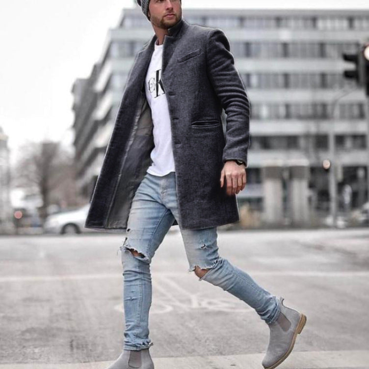 Cappotto casual-elegante da uomo, modello lungo monopetto tinta unita, un must-have per l'outfit autunnale.